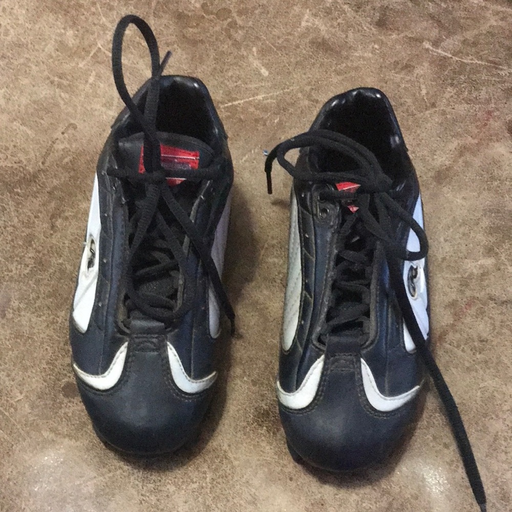 Rawlings Boys Black and White Athletic Cleats. Good Condition. Size 1.